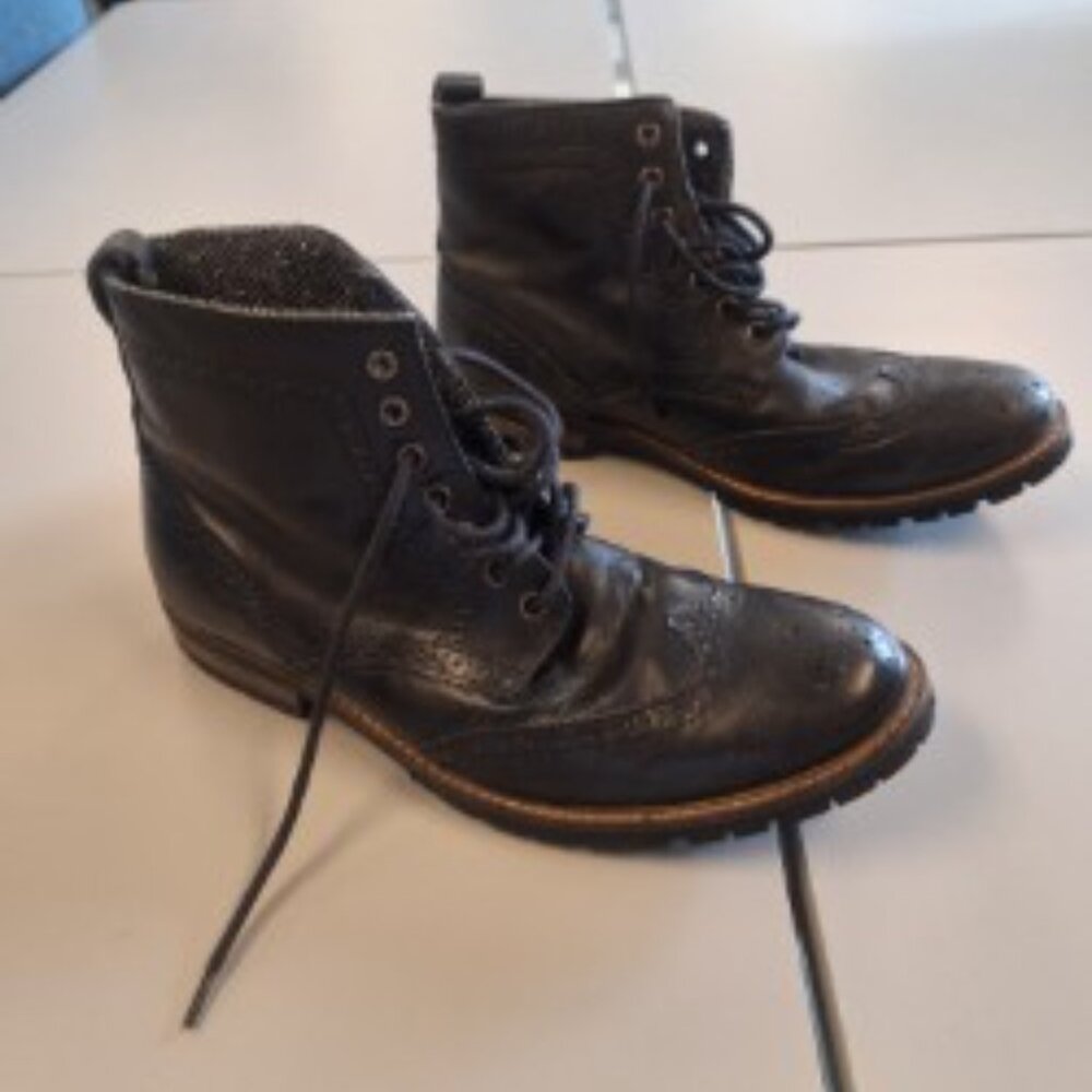 Jeffery Tyler Men's Leather wing-tip boots. Size 9.